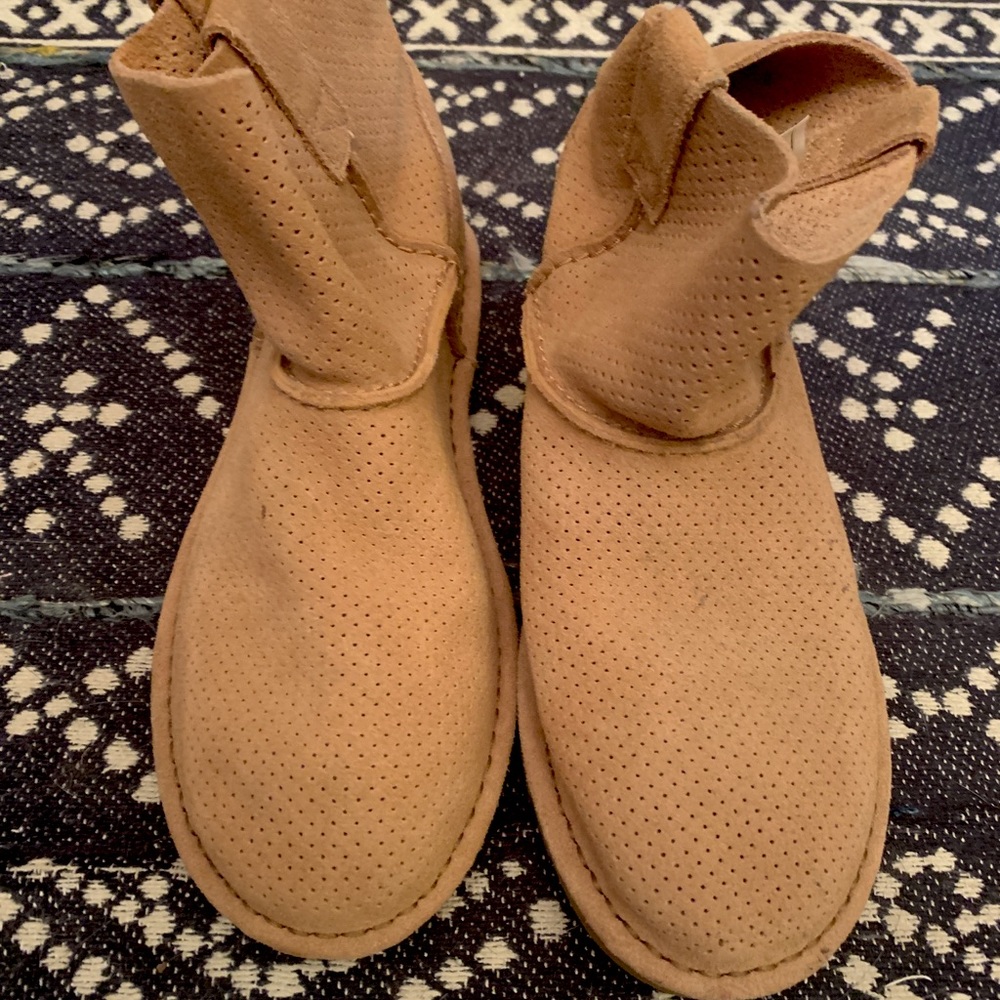 UGG perforated boots, mini, tan